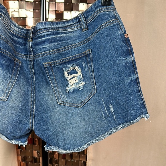 Vero Moda Medium Wash Blue Denim Jean Shorts w Raw Hem & Distressing Waist 18” - Picture 7 of 14